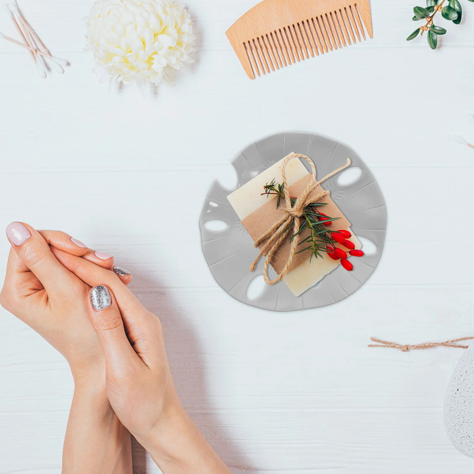 

4pcs Unique Shape Dish Drain Hole Self-Draining Smooth Surface For Bathroom Kitchen Shower Plastic Leaf Shaped Soap Holder