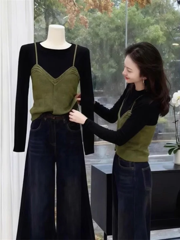 

Женский вязаный комплект из двух предметов: топ-жилет и базовая кофта с длинным рукавом. Универсальный, омолаживающий, стройнящий, для ранней осени. Модный.