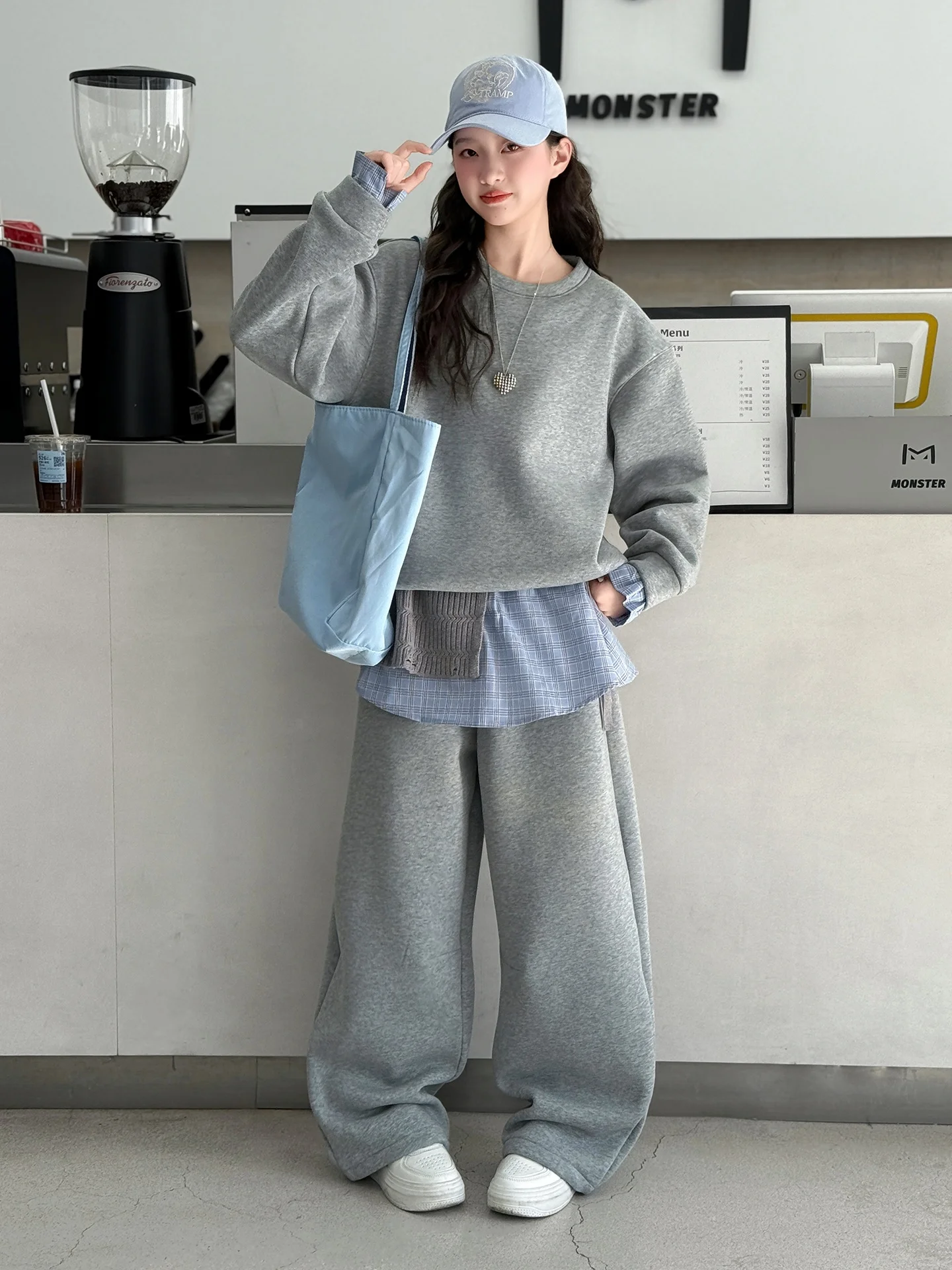 

Весенний модный комплект для девочек: свитшот с длинным рукавом и брюки с высокой талией, повседневный комплект из двух предметов, дышащий и удобный, для детей.