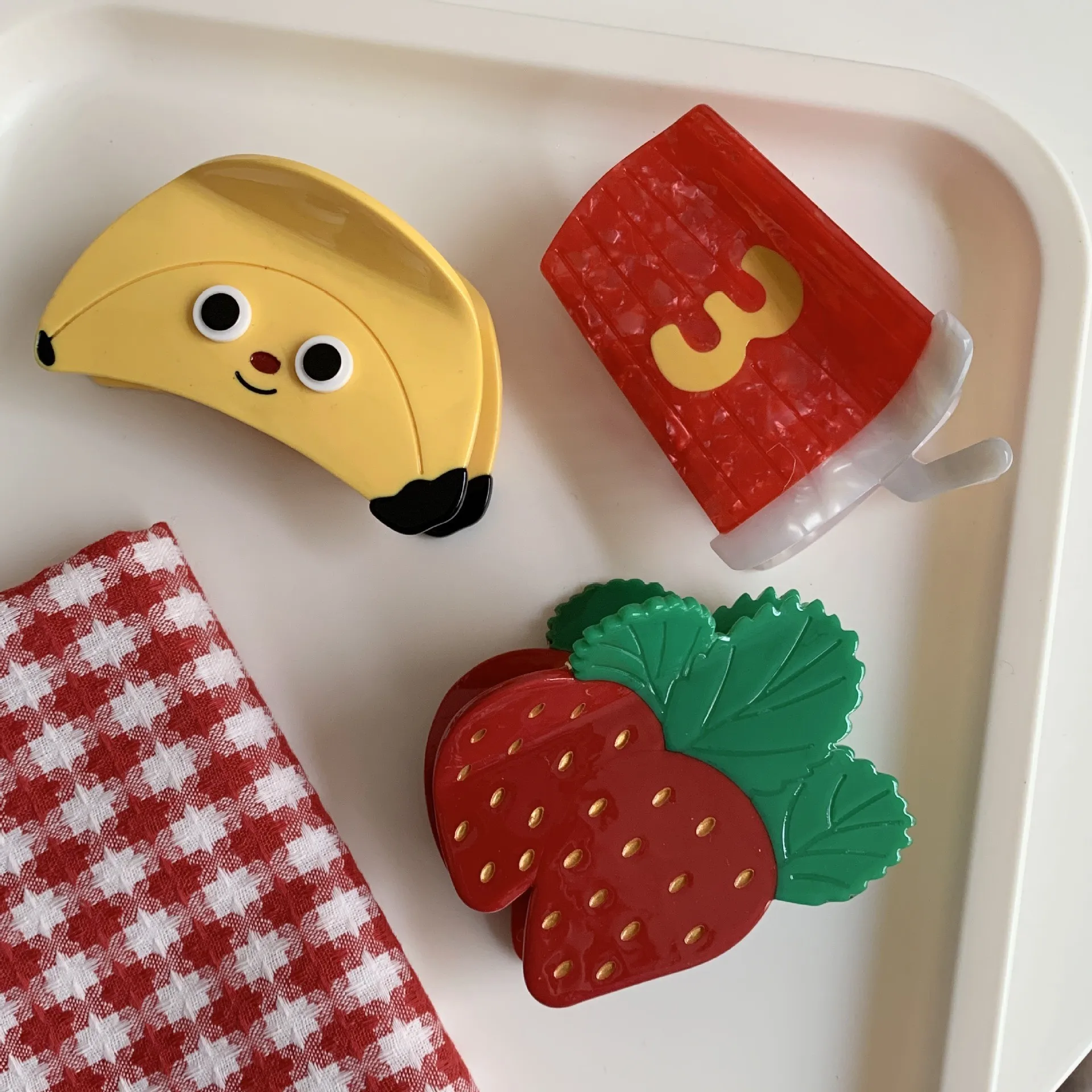 

New Cute Cream Strawberry Hair Claw Acetate Claw Clip Summer Fruit Shark Claw Fashion Hair Clip Hair Accessories for Women Girls