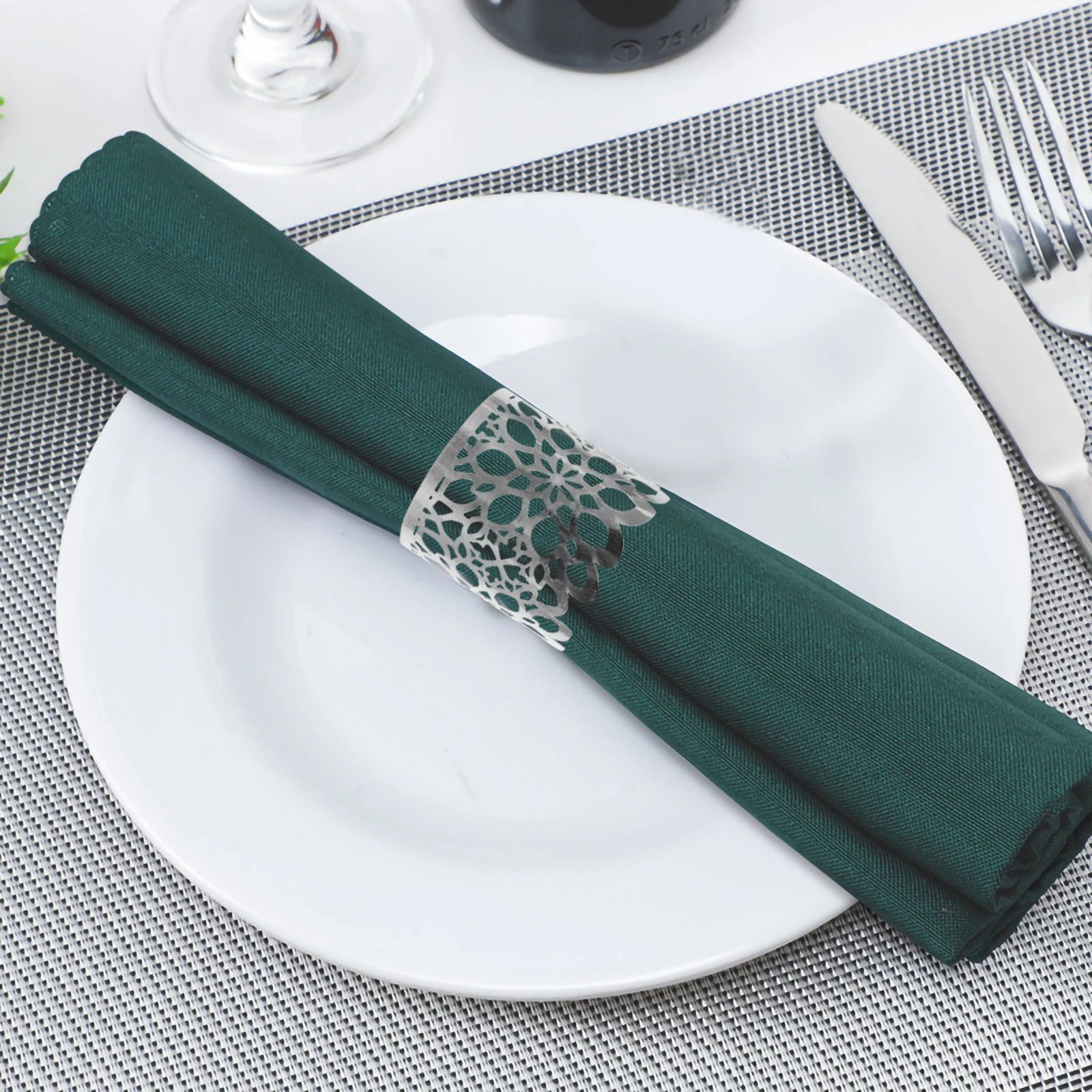 

50pcs Golden Napkin Rings for Party Decorative Buckle Hollowed Serviette Ring Banquet Occasions Tablecloth Accessories