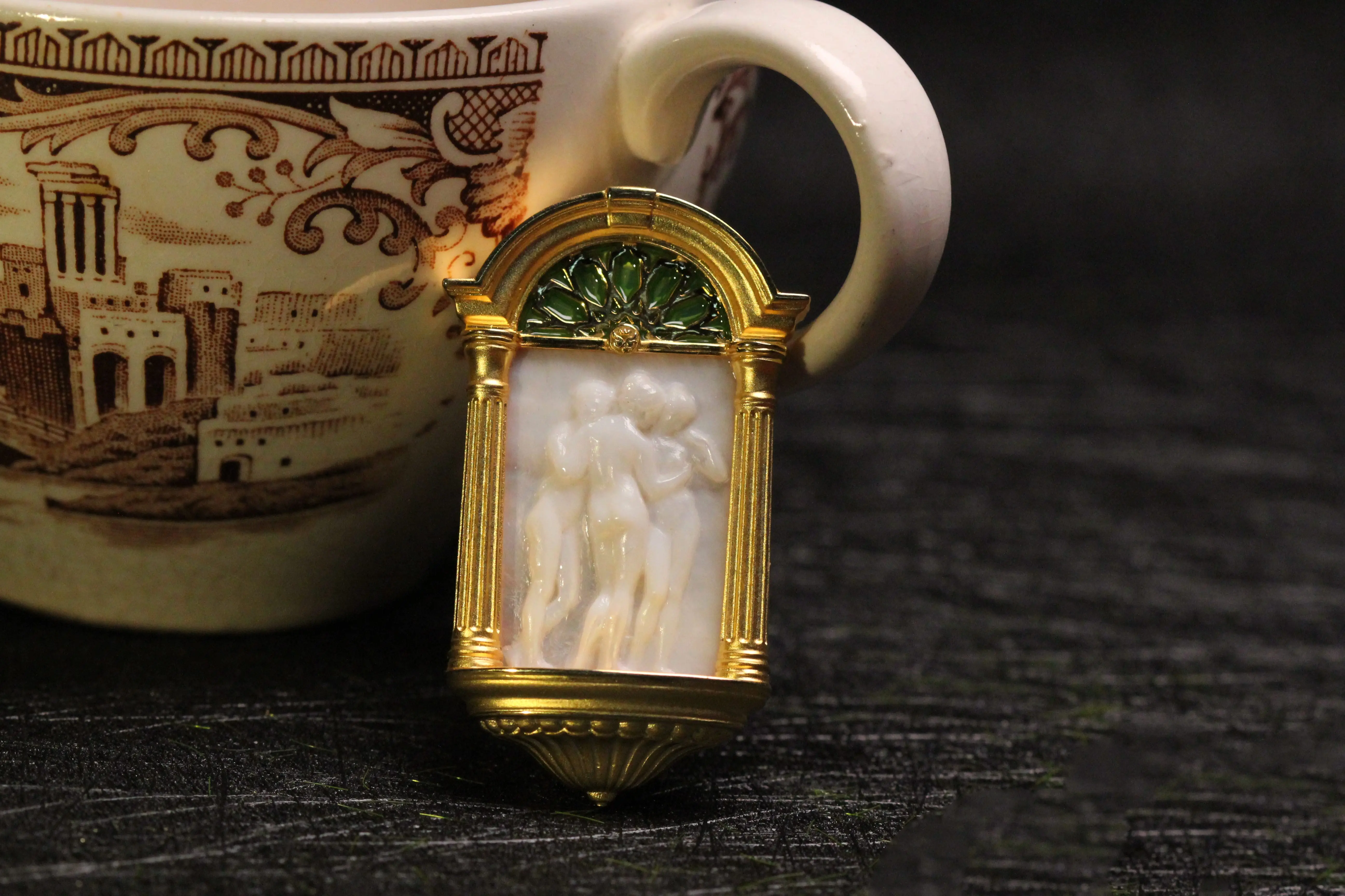 Gold Plated Carved Mother Pearl Cameo Brooch Pin Vintage Three Graces Greek Goddess Portrait Art Jewelry Women Luxury Gift