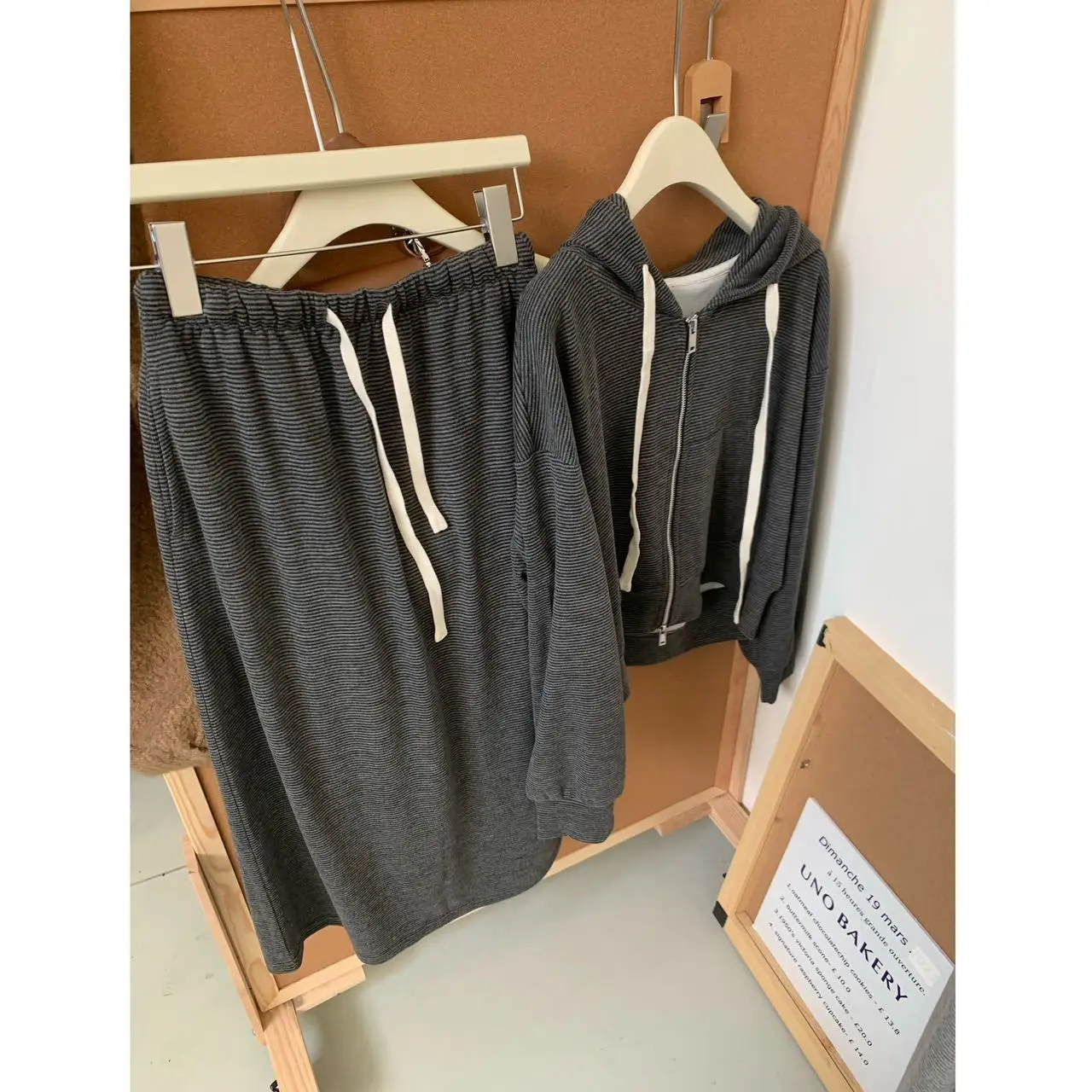 

Весенний новый комплект: свободная толстовка с капюшоном и юбка в полоску, женский модный комплект с эластичным поясом, удлиненный рукав