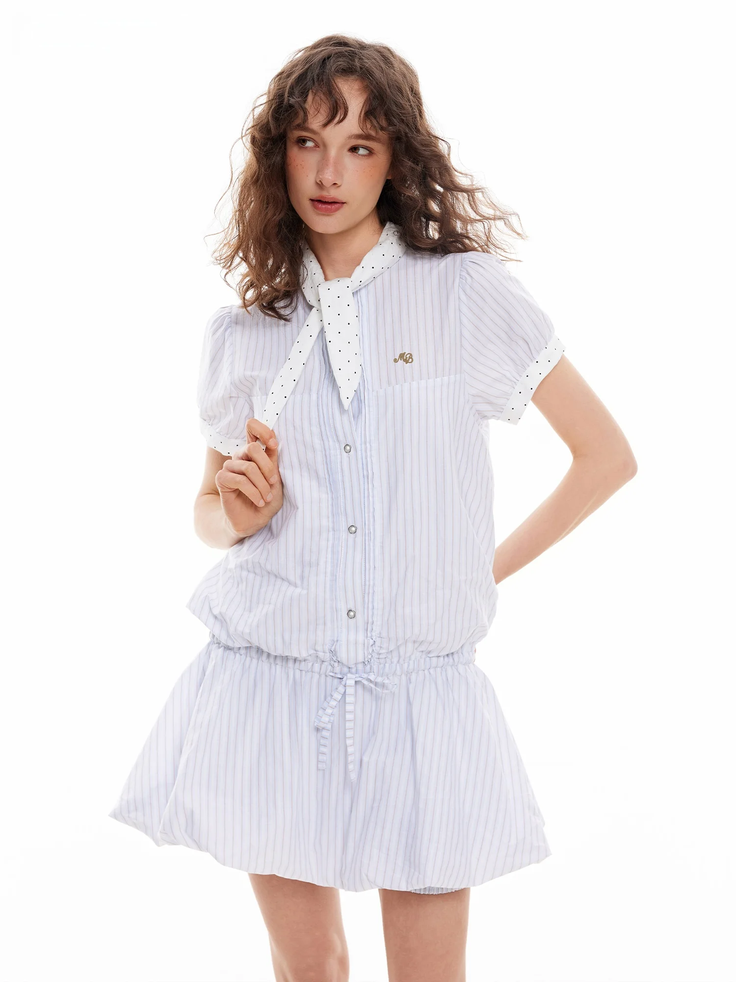 

Женский летний комплект Miu Sle: полосатая рубашка с эффектом двухслойности, короткий рукав, круглый вырез, на пуговицах, с элементами пэчворка.