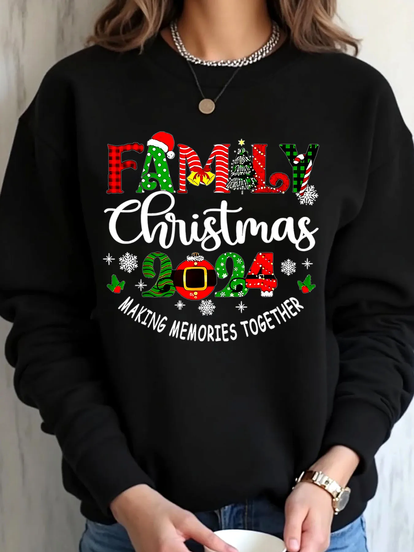 

Женская толстовка большого размера с рождественским принтом Мими Клауса на открытом воздухе