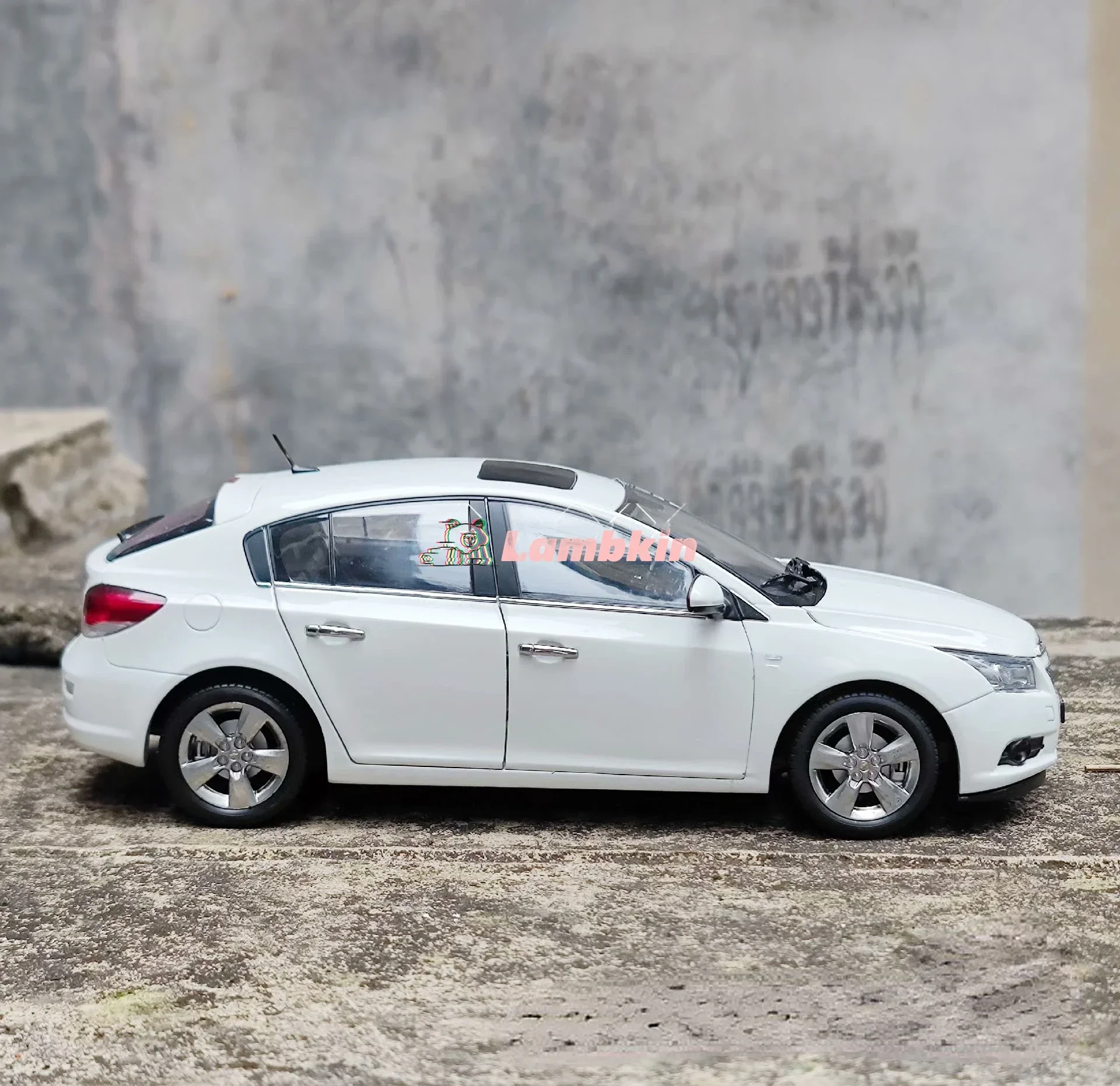 Model Decoration 1:18 For SGM Cruze hatchback model white Original Ten years old car no defects minor imperfections