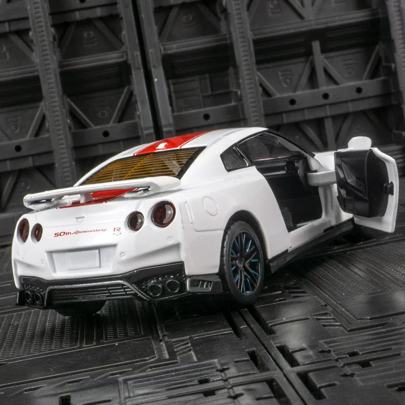 

Nissan GTR 50th Anniversary Edition, коллекция украшений из сплава модели автомобиля, 2 двери, можно открыть детские игрушки с откатным механизмом.