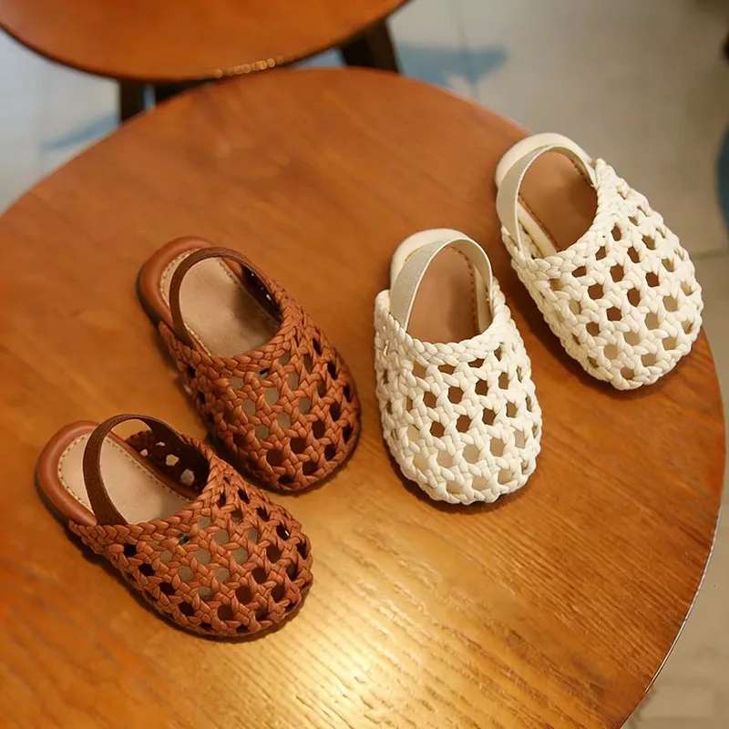 

Детские повседневные сандалии с плетеным верхом, модные туфли для девочек, однотонные, универсальные, новинка 2026 года, детская модная обувь для прогулок, мягкие