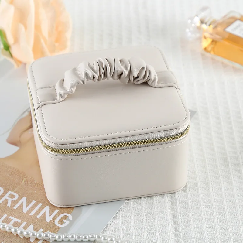 The Square Handheld Jewelry Storage Box Has A Fashionable Appearance A Large Capacity Is Lightweight and Has Excellent Texture