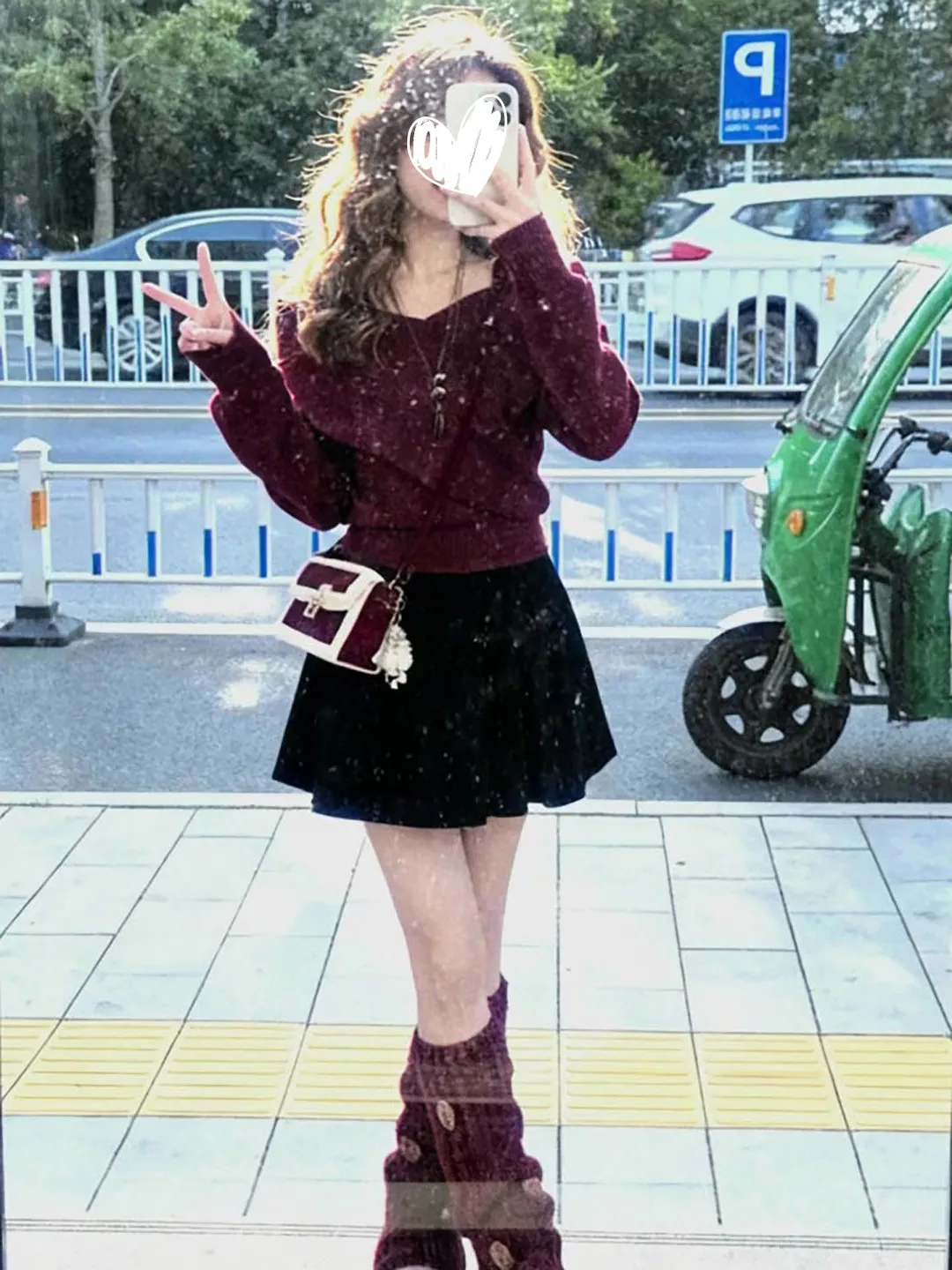 

Красный свитер с длинными рукавами и V-образным вырезом, женский модный комплект с платьем-халтером и короткой юбкой, двухсоставный костюм для празднования Нового года