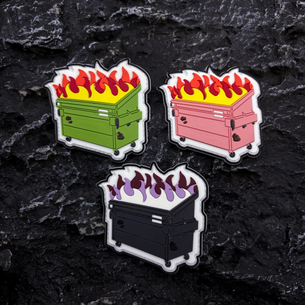 

Нашивка-эмблема A Flame Trash Can из ПВХ-материала с эффектом свечения и застежкой-липучкой на обратной стороне, подходит для сумок, рюкзаков, жилетов и украшения одежды.