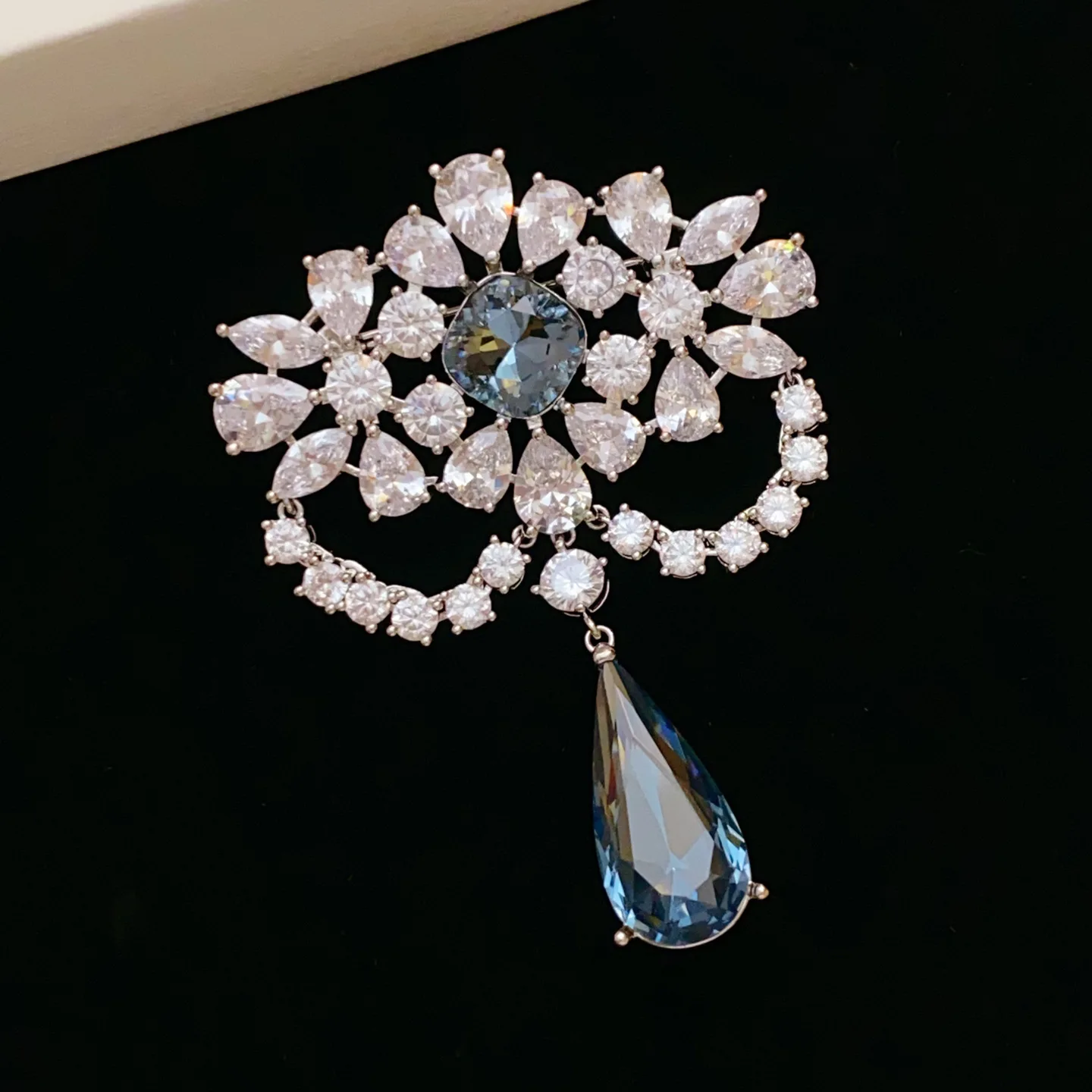 

Изысканные высококачественные искусственные синие большие капли воды, хрустальные подвески, броши, роскошные элегантные аксессуары с кубическим цирконием, булавки