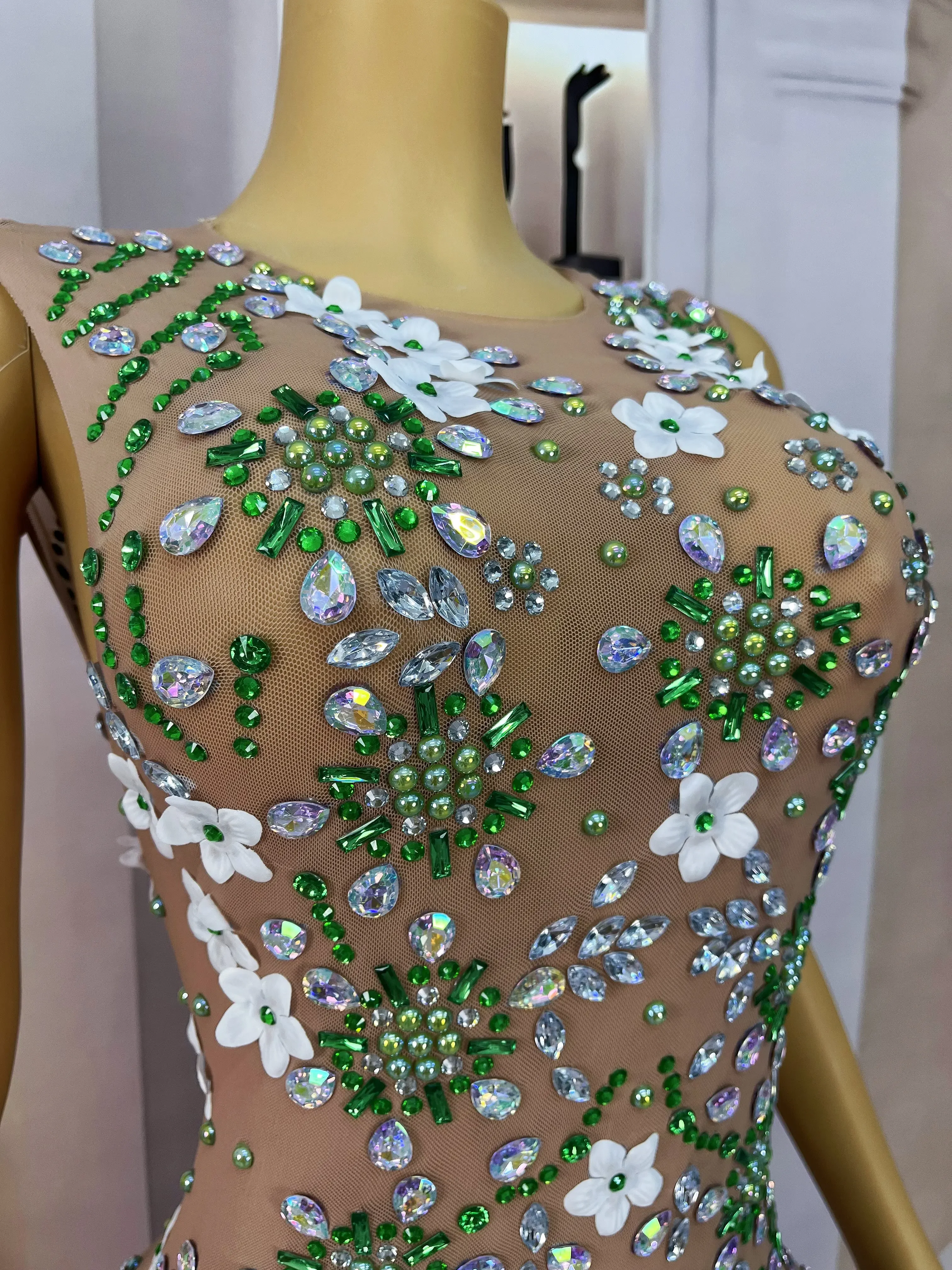 Mulheres cocktail festa mostrar tapete vermelho vestido realizar traje elegante flores brancas brilhantes strass sexy vestido de malha nua