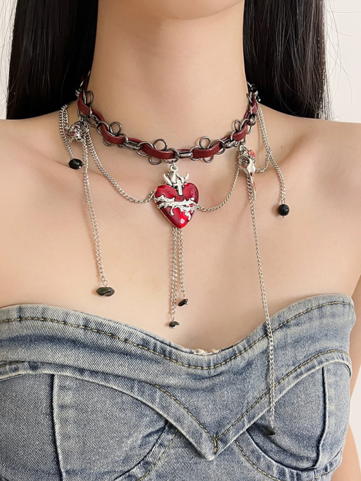 

Vintage Red Leather Choker with Thorns and Heart Pendant Y2K Girl Style Sweet Cool Tassel Necklace for Women