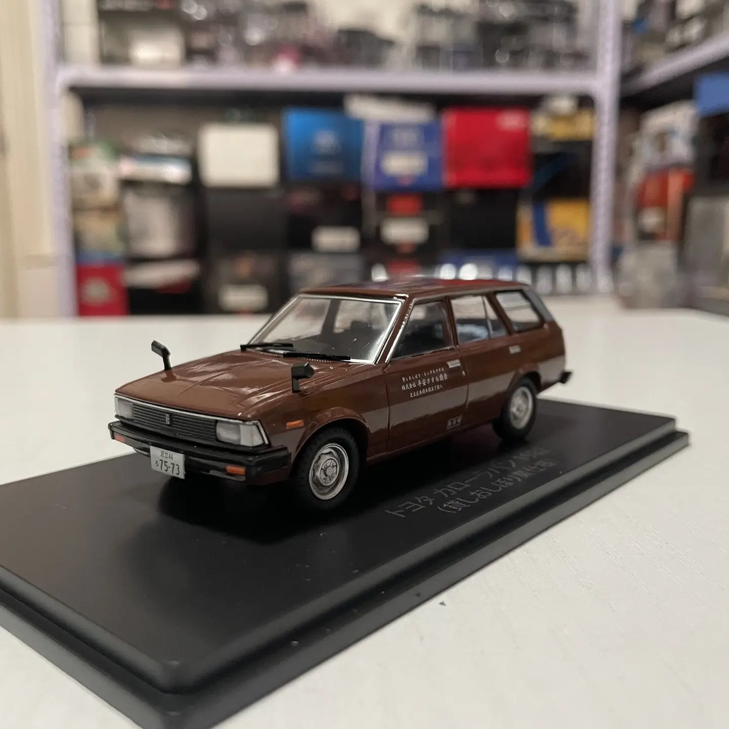 Hachette Coche de Juguete a Escala 1:43 de Aleación Fundida a Presión Toyota COROLLA VAN 1982, Modelo Clásico, Nostalgia, Regalo para Adultos, Souvenir, Exhibición Estática