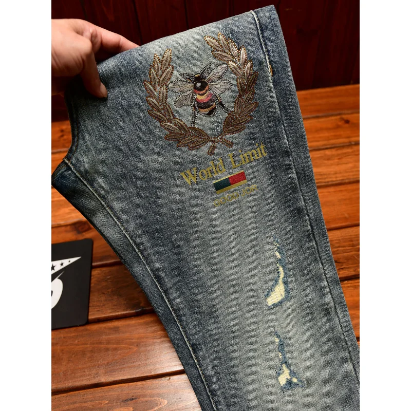 

Легкие роскошные мужские джинсы высокого класса с вышивкой и рваными дырками, маленькие ноги, осенние повседневные трендовые брюки