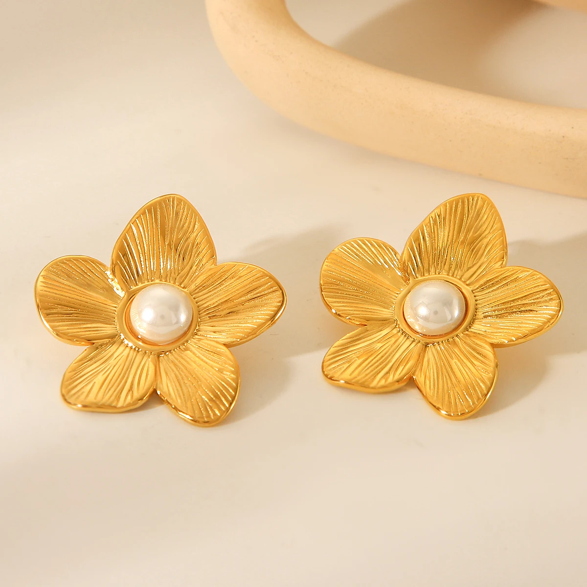 

Exquisite Ladies Flower Earrings Retro Personalized Design 18k Gold Plated Stainless Steel Earrings Pearl Wedding Party Gifts