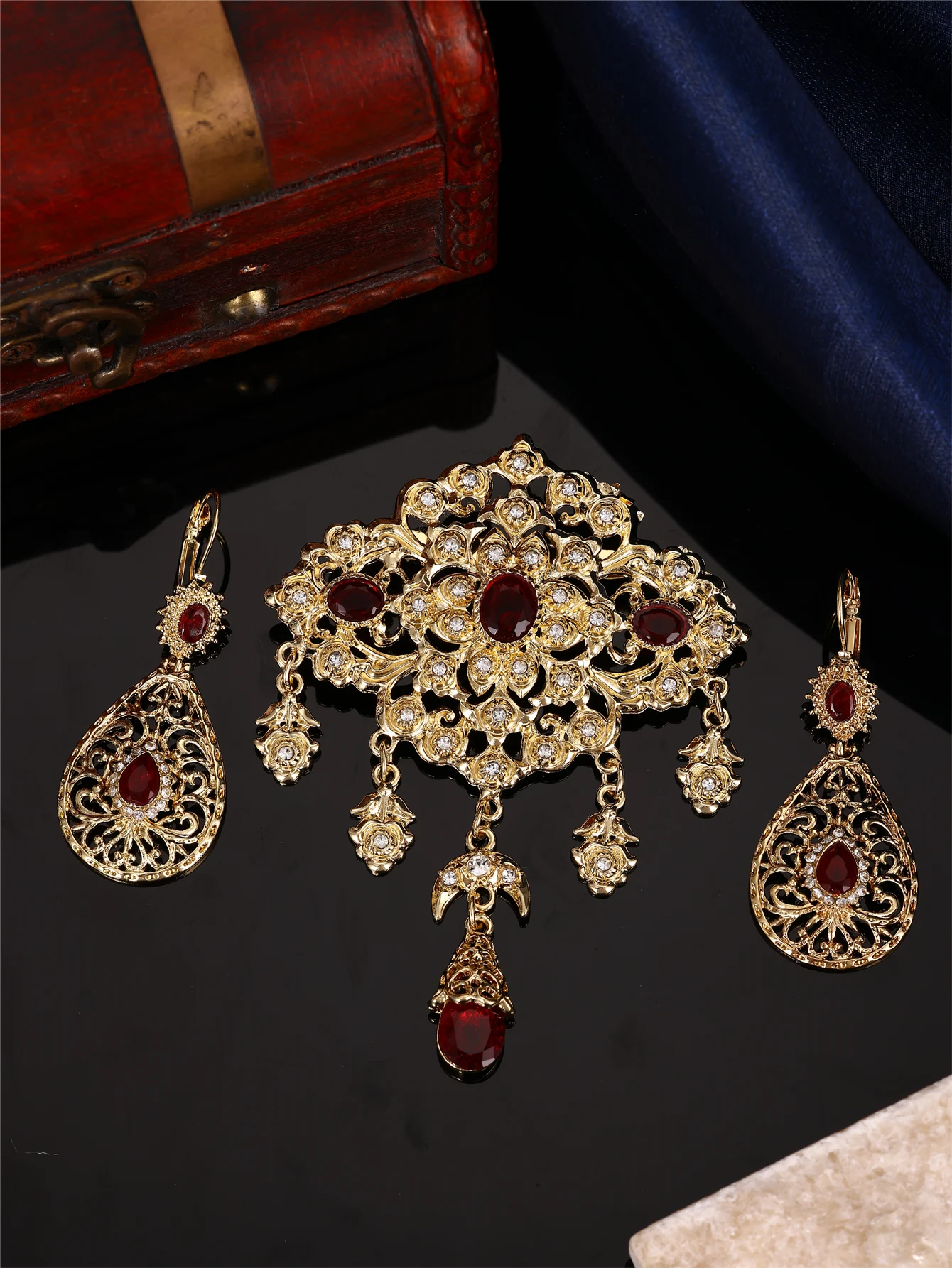 1 Set of Palace-Style Women's Brooch and Earring Jewelry Set, Hollow-Carved, Inlaid with Rhinestones and Tassel Pendants, Jewelry Accessories for Arabic Women's Wedding, Banquet, and Festival Attire