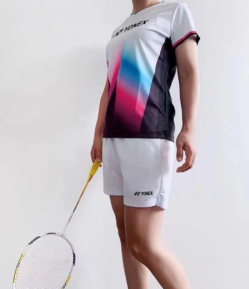 T-shirt da badminton personalizzata da uomo e da donna ad asciugatura rapida traspirante con scollo a v resistente alle rughe può essere stampato LOGO e nome