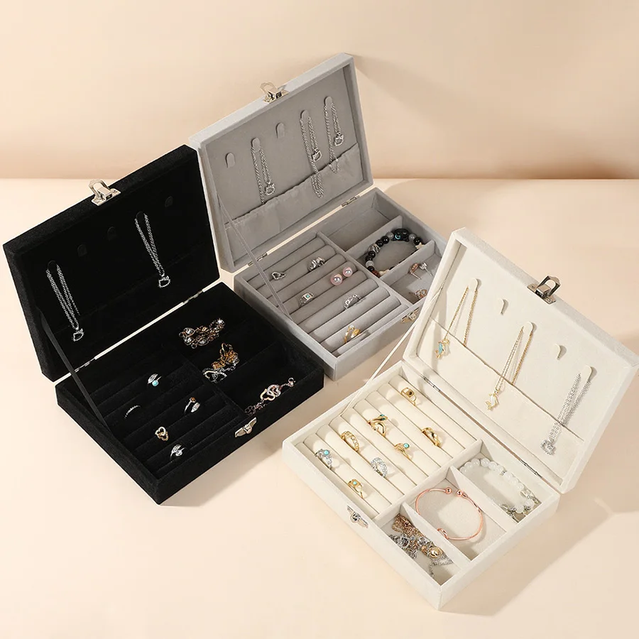 

1 шт. Небольшой дорожный футляр для хранения ювелирных украшений для дома, с несколькими отделениями, бархатной подкладкой и металлическим замком.