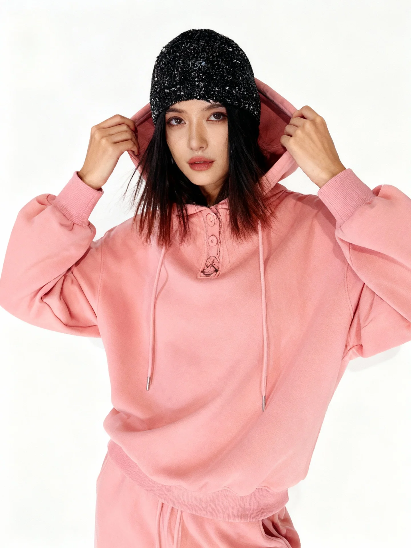 

Удобный комплект с капюшоном на флисовой подкладке: женский спортивный костюм из двух предметов (розовый свитшот и брюки) для осени и зимы