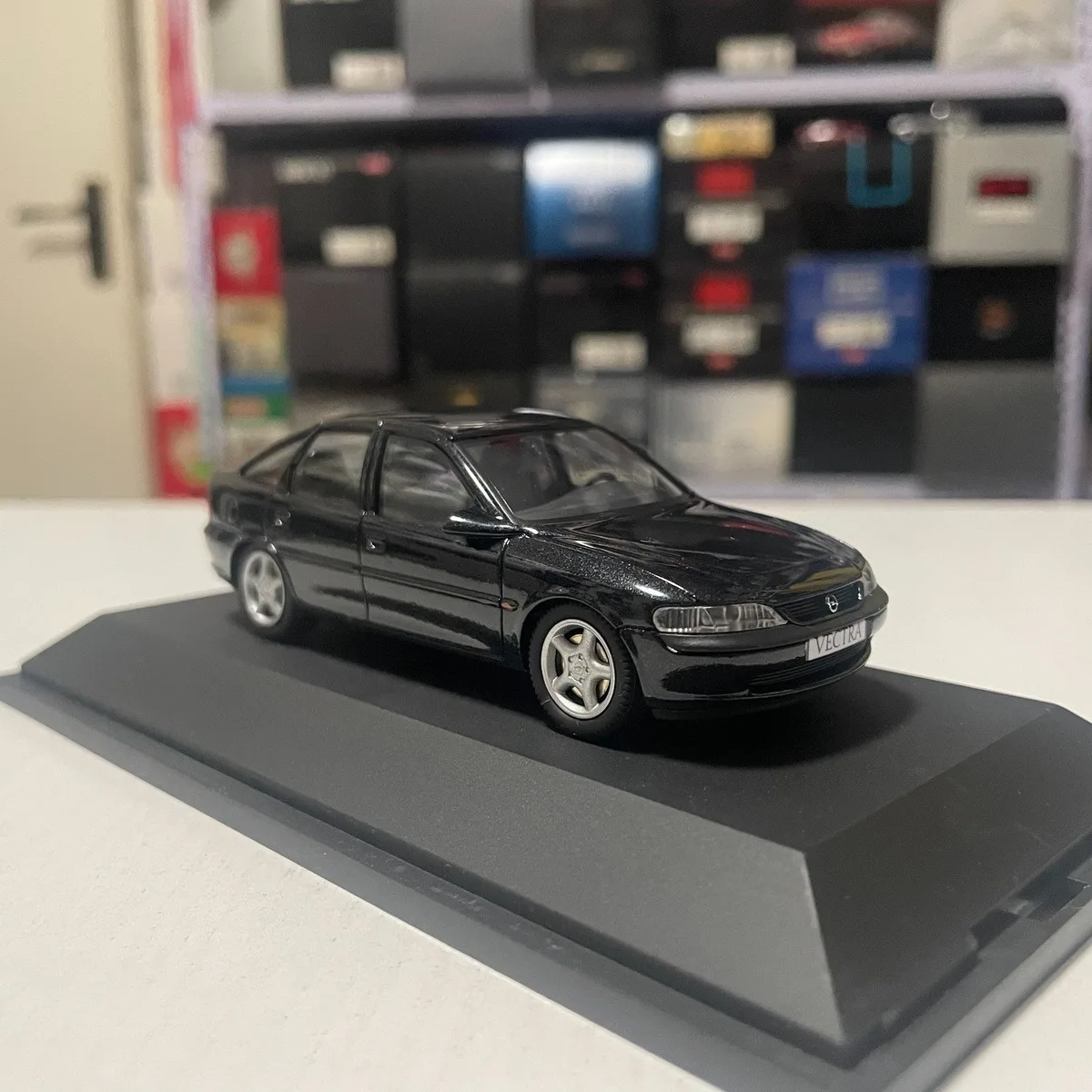 1:43 Scale OPEL Vectra Alloy Car Model Collection Ornaments