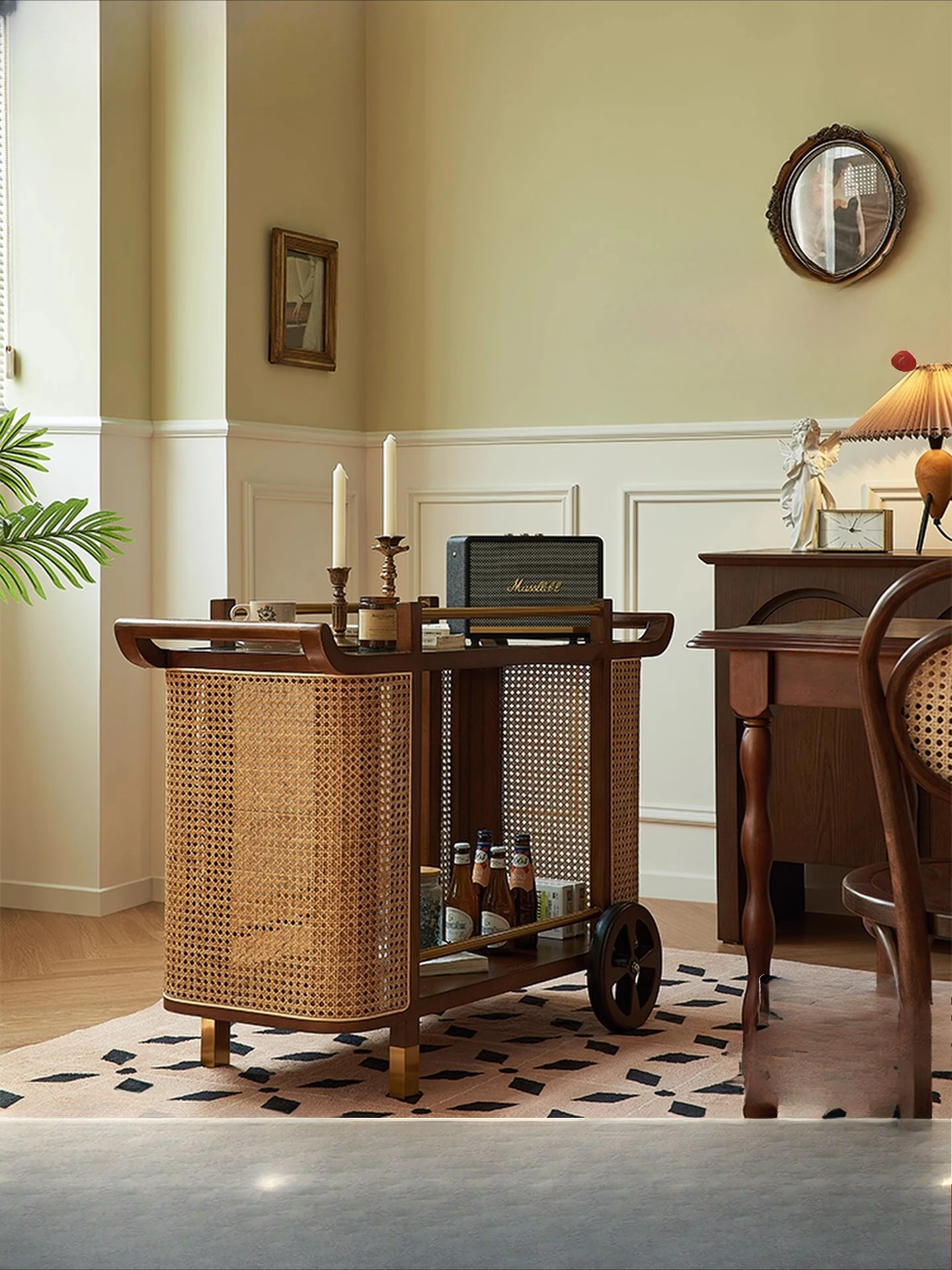 

Тележка во французском средневековом стиле, боковая несколько боковых диванов для гостиной, передвижной вагон-ресторан из цельного дерева, двойная полка для отеля, коммерческая