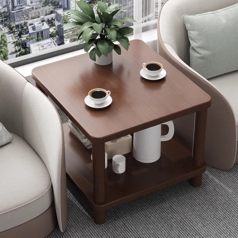 正方形のソファ、中央のコーヒーテーブル、小さな正方形のテーブル、一人掛けソファ、コーナーテーブル