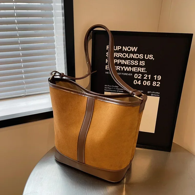 

Autumn and Winter Retro Large-capacity Bucket Bag Women's 2025 New Versatile Shoulder Bag Foreign Commuting Texture Handbag