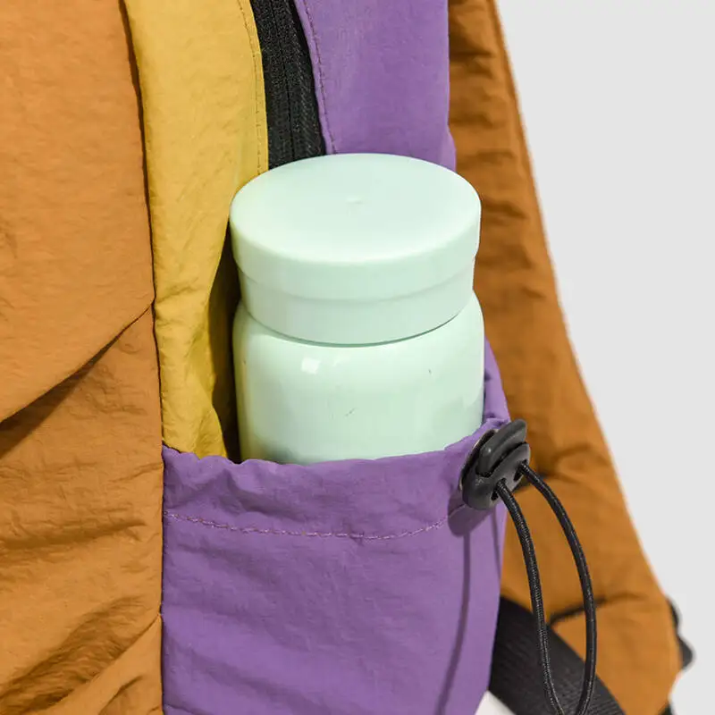 حقيبة ظهر صغيرة خفيفة الوزن للمشي لمسافات طويلة مع جيوب متعددة للرجال والنساء منقوشة مقاومة للماء كاجوال للمشي لمسافات طويلة في النهار للبالغين