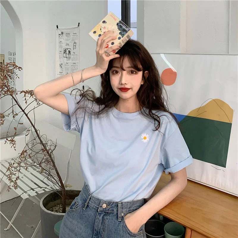 Camiseta de manga corta con margaritas bordadas para mujer, Top holgado de verano para estudiantes, tela de poliéster de estilo dulce fresco