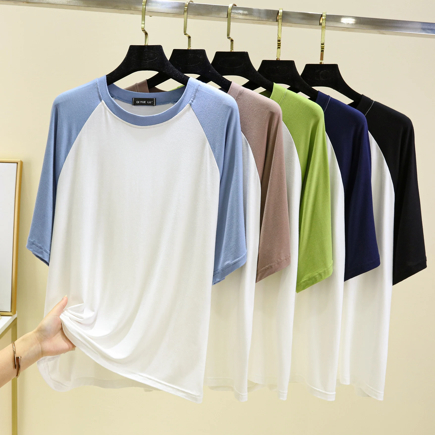 เสื้อยืดผู้หญิงทรงหลวม ผ้าบาง ใส่สบาย เหมาะกับฤดูร้อน ดีไซน์เปิดไหล่ แต่งผ้าต่อกัน ทรงหลวม ใส่เป็นเสื้อตัวในได้