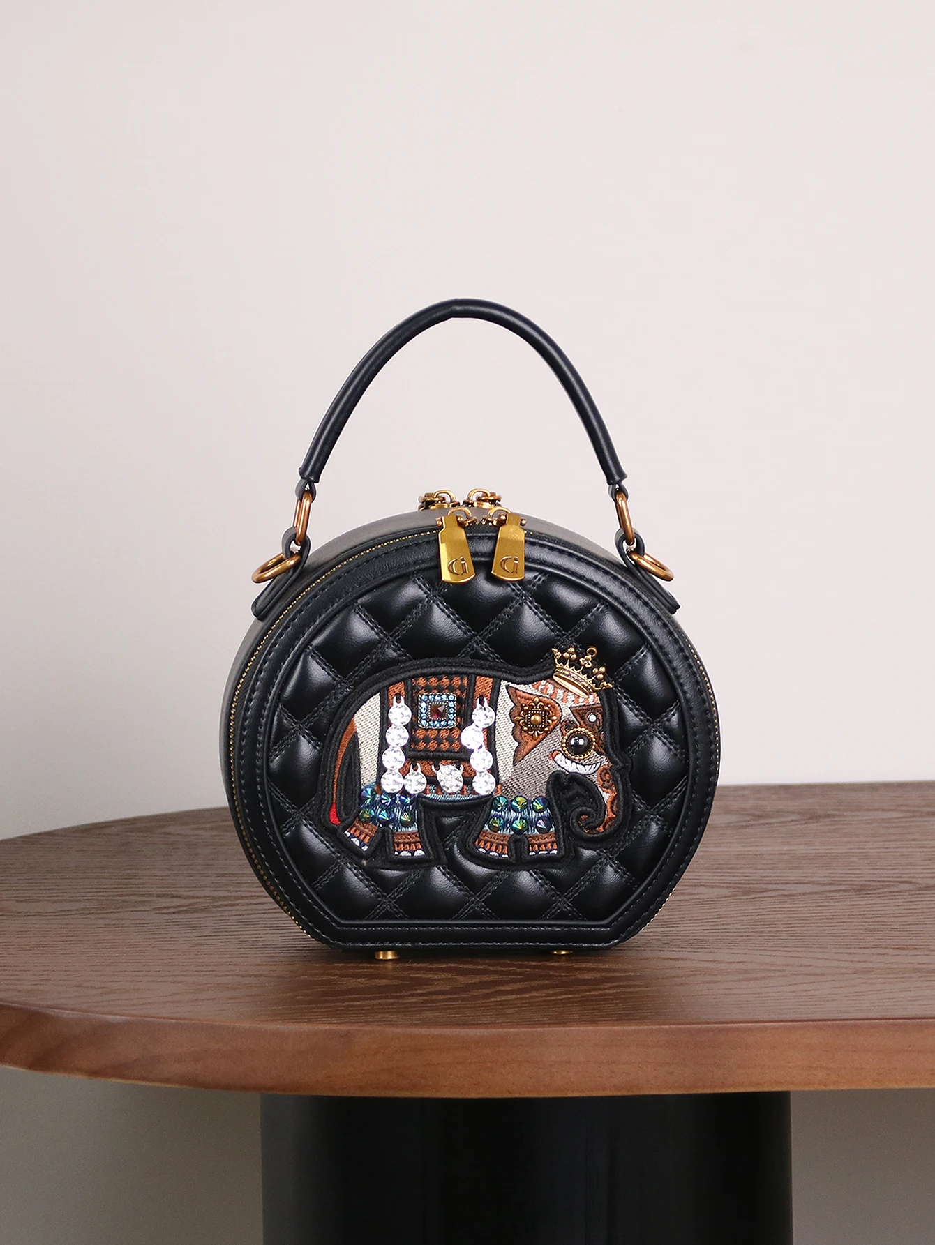 

2025 fashion new luxury ladies handbag exquisite high-quality texture embroidered elephant rivet bag handmade beaded bag retro p