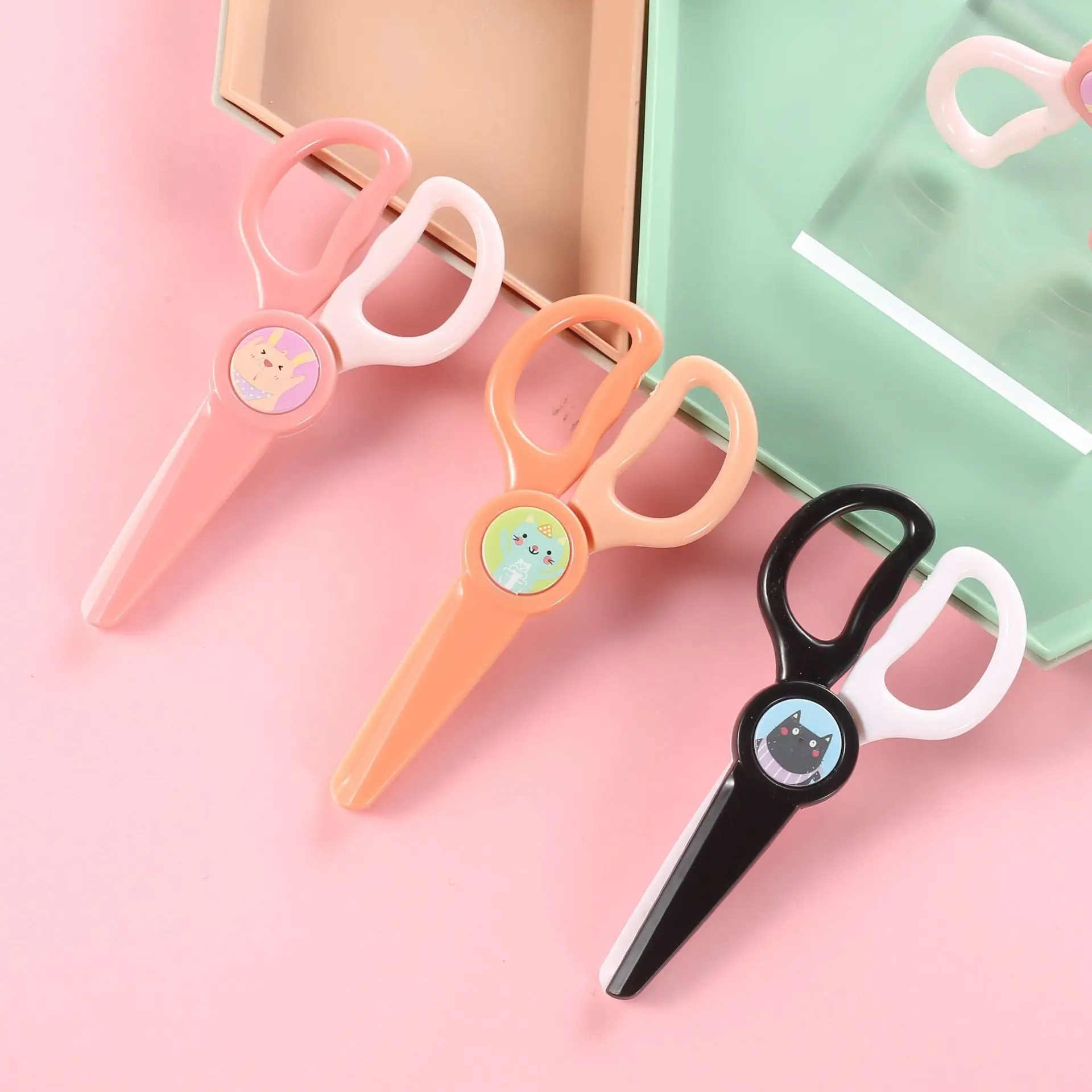 Estudiantes y niños cortan tijeras hechas a mano DIY tijeras de encaje de dibujos animados de zanahoria no dañar las manos tijeras de plástico.