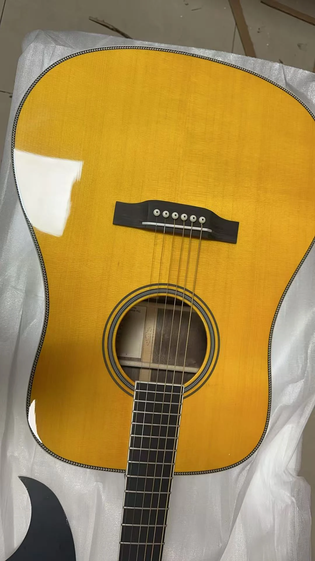 

Горячая новинка 2026: Акустическая гитара D-28CW Clarence White с цельной еловой верхней декой, задней и боковыми частями из палисандра, накладки из эбенового дерева.