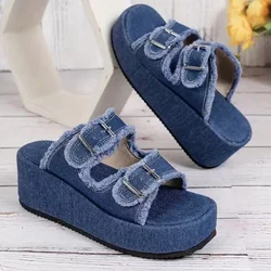 Zapatillas de tacón de cuña con hebilla de cinturón de mezclilla para mujer, suela gruesa antideslizante, zapatillas de playa, sandalias de plataforma con hebilla de moda, verano, nuevo