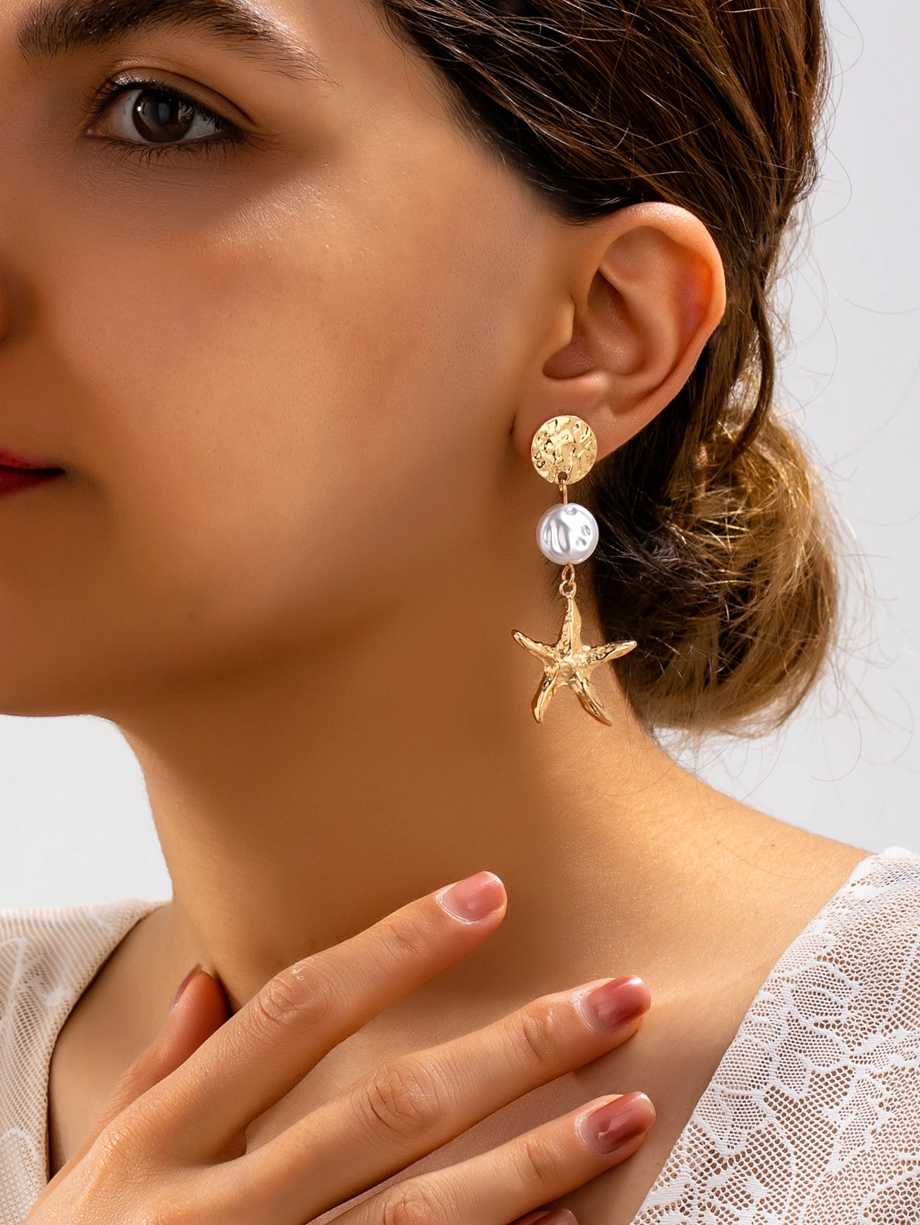 A Pair of Long Earrings with Golden Hammered Discs and Faux Pearls in the Shape of a Starfish, Bohemian Ocean Beach Style, Suitable for Women's Daily Wear, Vacation, and Parties