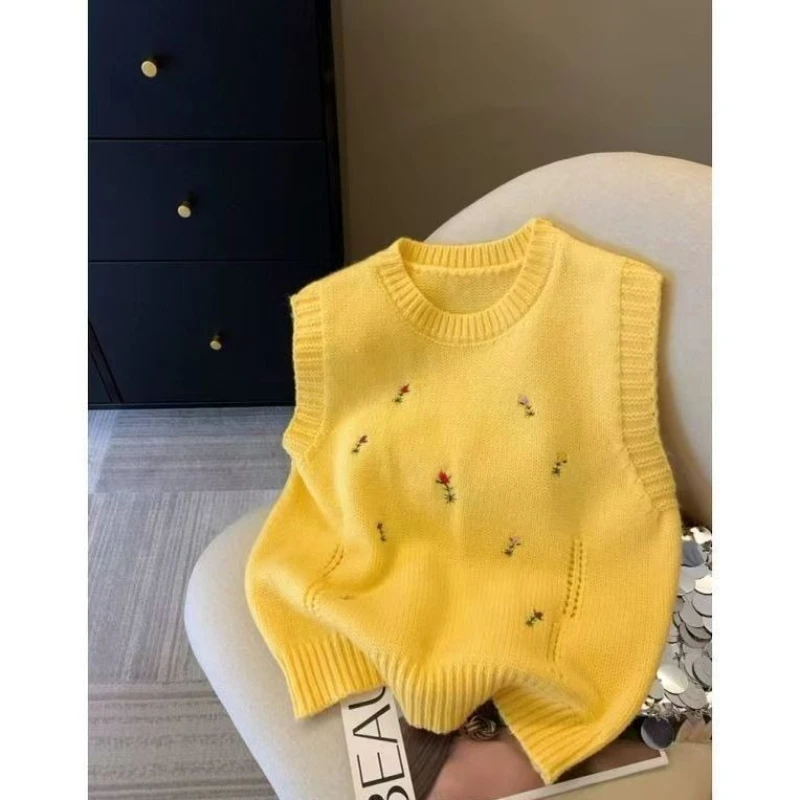 

2025 New Spring Autumn Women Crew Neck Knitted Vest Loose Embroidery Sleeveless Jacket Female Knitted Sweater Waistcoat Tops