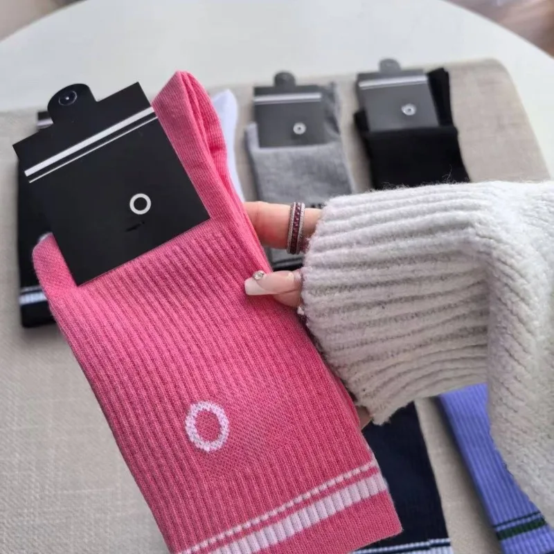 5 Pasang Kaus Kaki Putih Wanita Kaus Kaki Wanita AL Gerakan Sejuk Katun Kaus Kaki Panjang Sedang Penyerap Keringat Sejuk Semua Musim