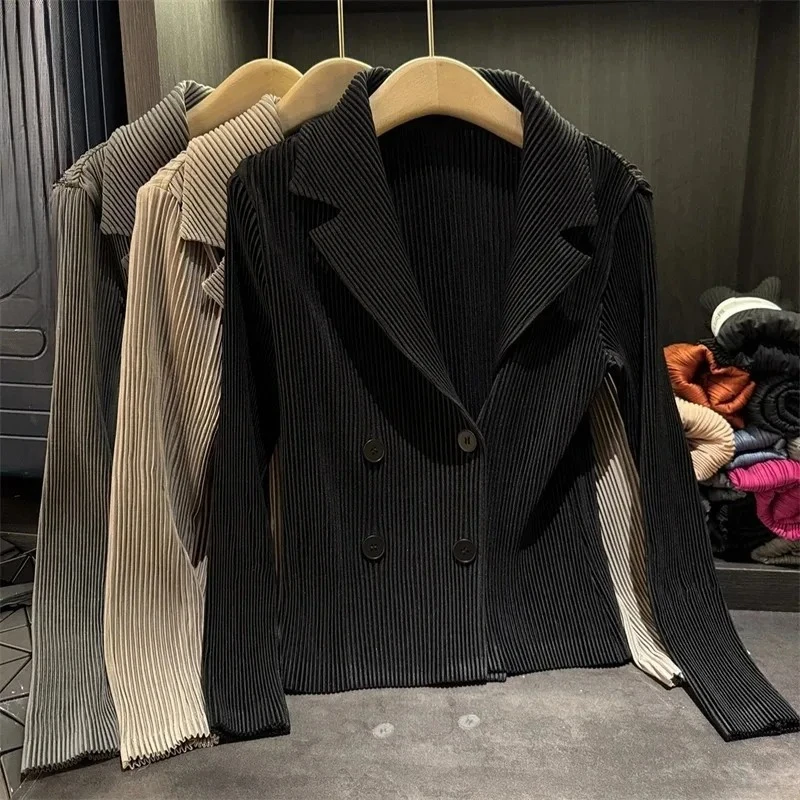 2025 Autunno Nuovo Cappotto da abito a maniche lunghe femminile leggero Chic High-end Semplice Blazer a pieghe da donna a due bottoni in tinta unita