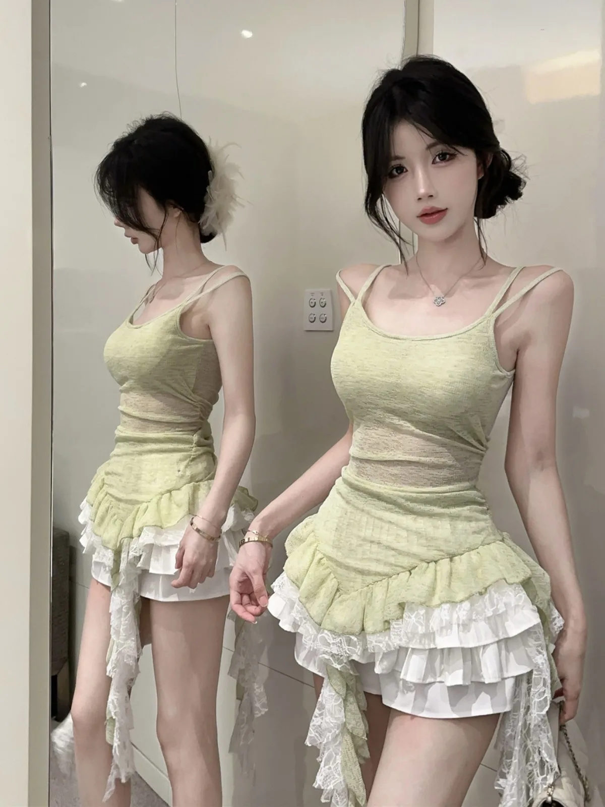 

Комплект Pure Desire: кружевной топ с асимметричным вырезом и короткая юбка. Женский модный комплект весна-лето в нежном стиле, с высокой талией, из эластичной ткани.