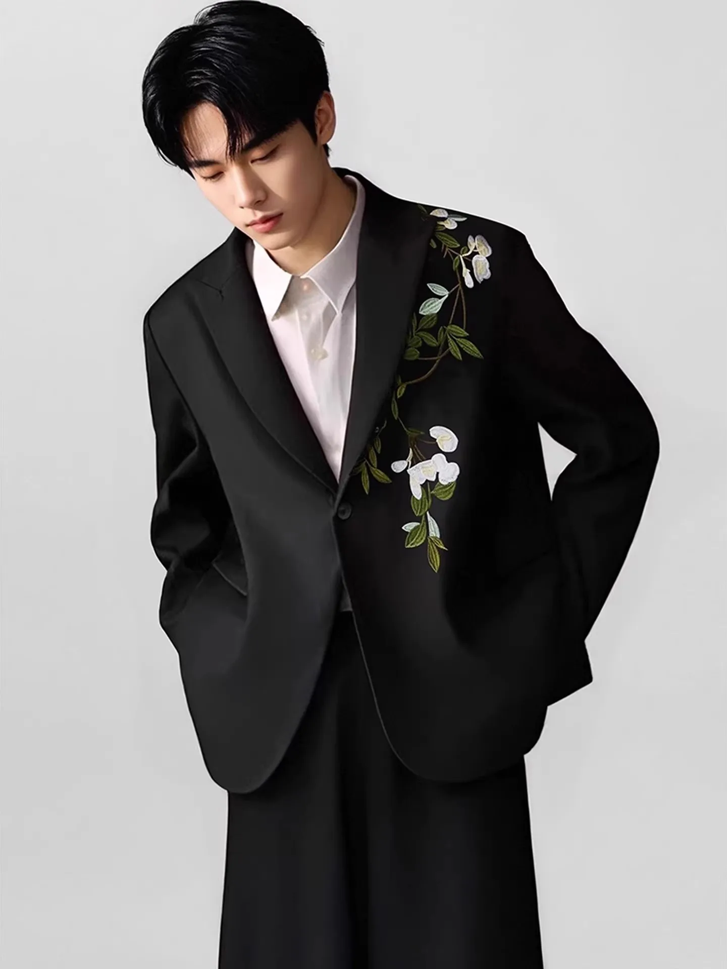 Neuer chinesischer Sle bestickter Hochzeitsanzug für Herren, formelle Kleidung, Oulder-Pad, spitzes Revers, westlicher Anzug, Verlobungsoutfit, High-End