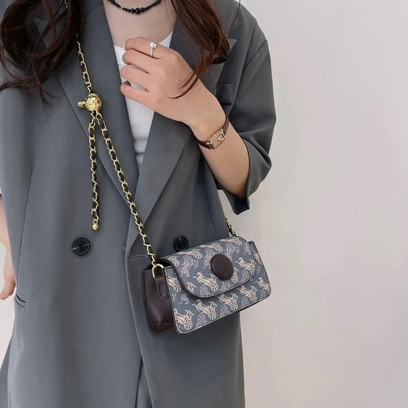 

Женская рабочая сумка премиум-класса коллекция 2025, структурированный портфель на плечо, профессиональный вид с акцентами в стиле ретро