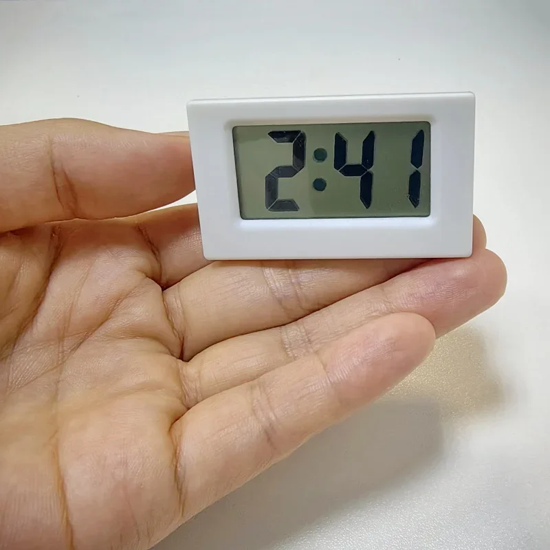 Lr1130 mini relógio de mesa alimentado por bateria, data, exibição de hora de 12 horas, relógio eletrônico portátil lcd para viagem, carro, quarto