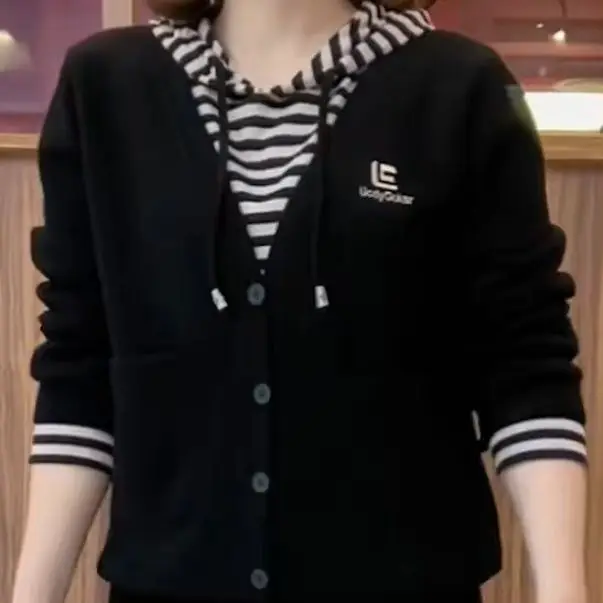 ベルベットのフード付きスウェットシャツの女性の新しいスタイルスプライシングファッショナブルなカジュアル偽ツーピースママトップルーズ長袖