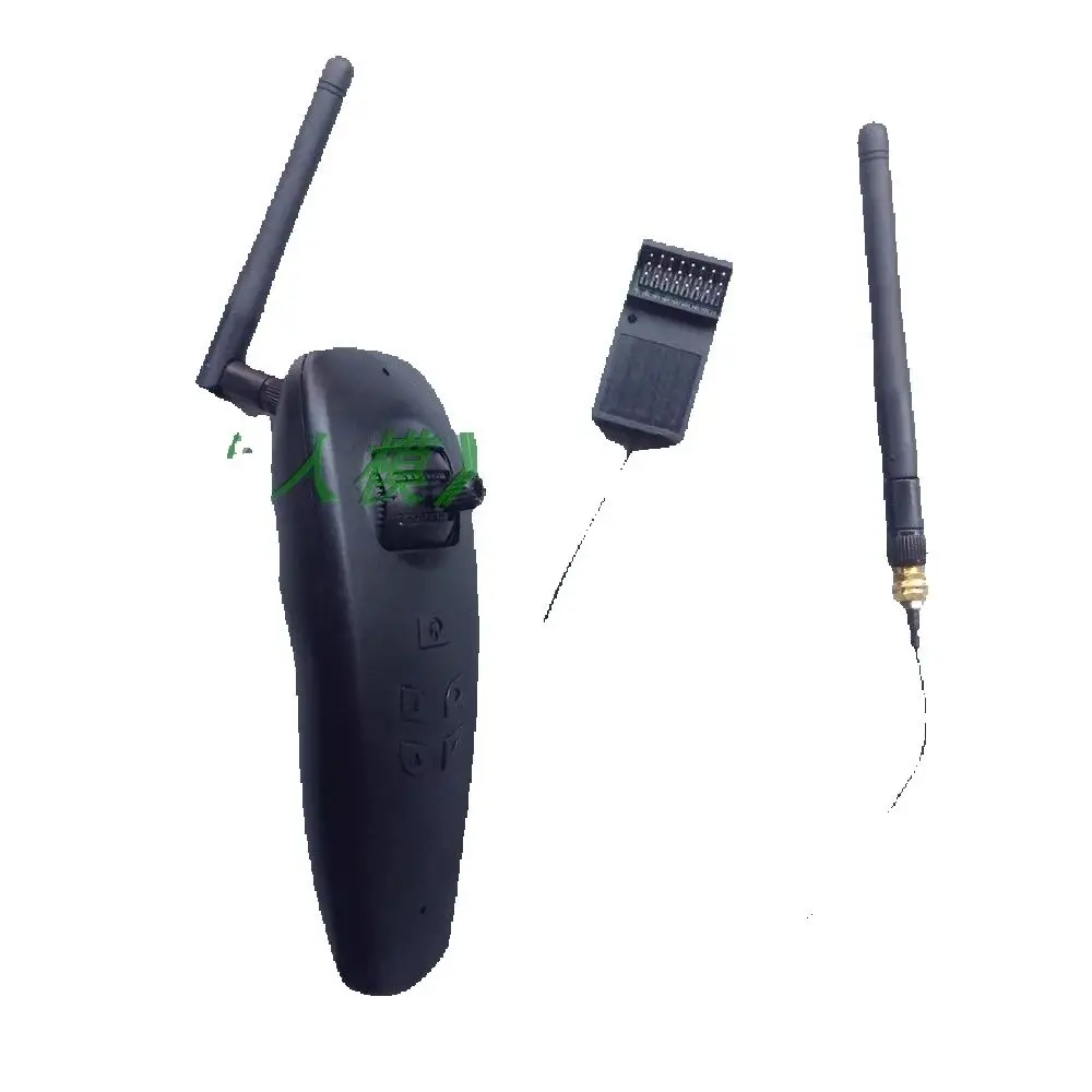 Łódź zdalnie sterowana z pojedynczym silnikiem sterującym kierunkiem, dwoma silnikami sterującymi różnicowo i 6-kanałowym pilotem, typu \"tank\".