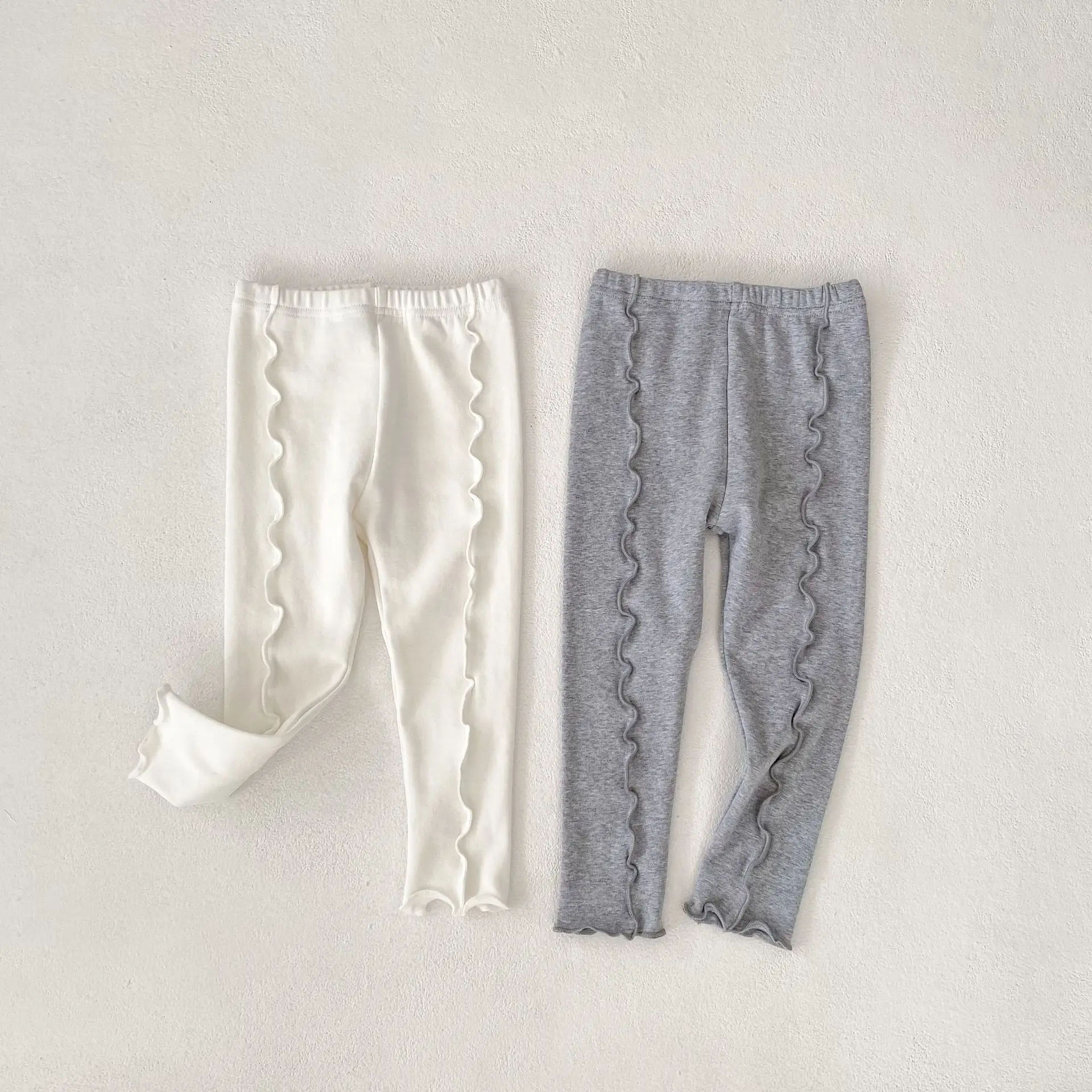 

New autumn clothing for 0-3 year old babies, featuring wave patterned pants that are easy to wear and leggings for baby girls