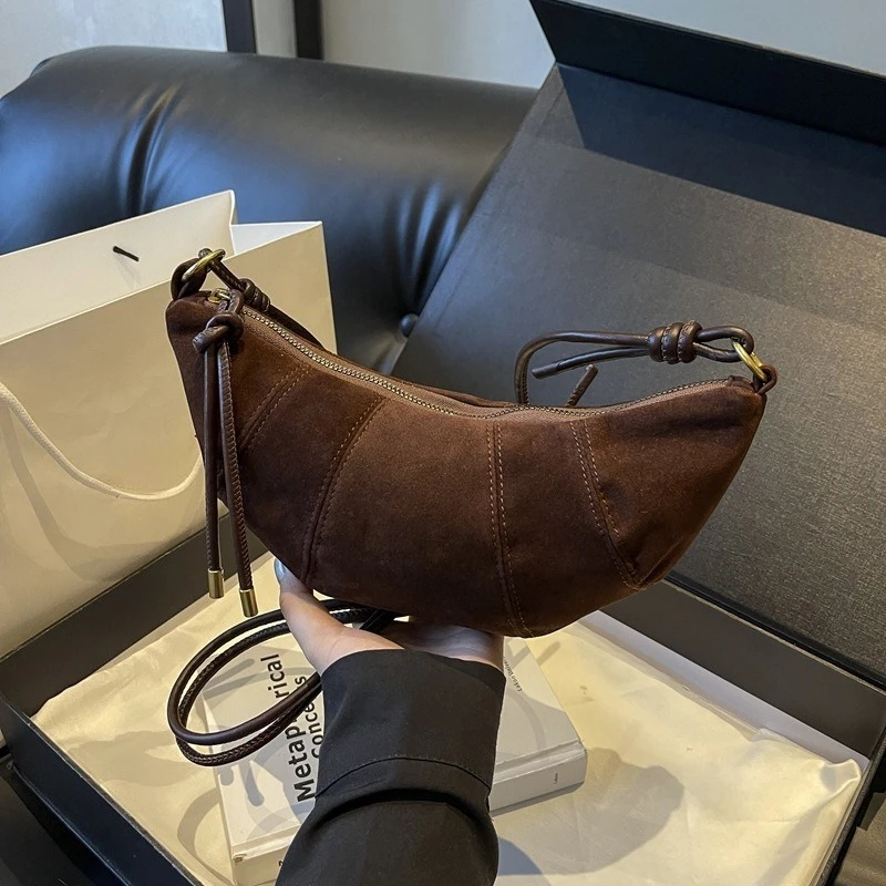 

Замшевые мини-сумки в форме полумесяца. Стильный дизайн на шнурке, однотонные леопардовые оттенки, компактные золотые акценты, модный универсальный повседневный наряд.