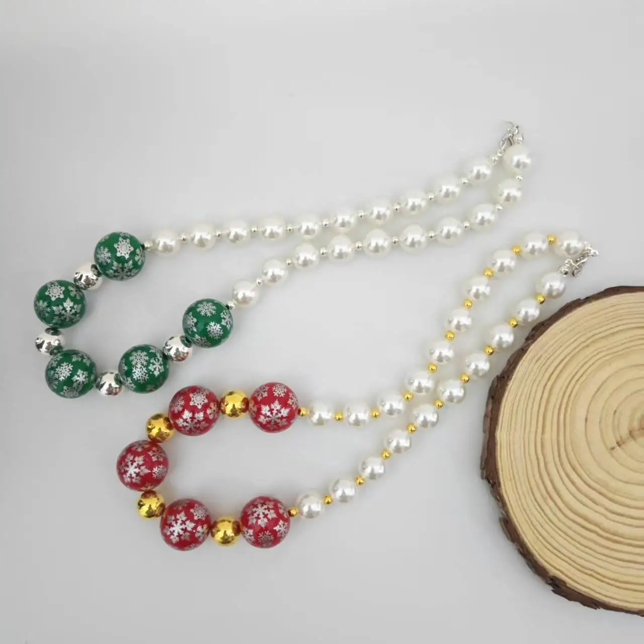 

Милый рождественский подарок для девочек-подростков и мам, красные, зеленые бусины-снежинки, подвески, комплекты ювелирных изделий для девочек и женщин