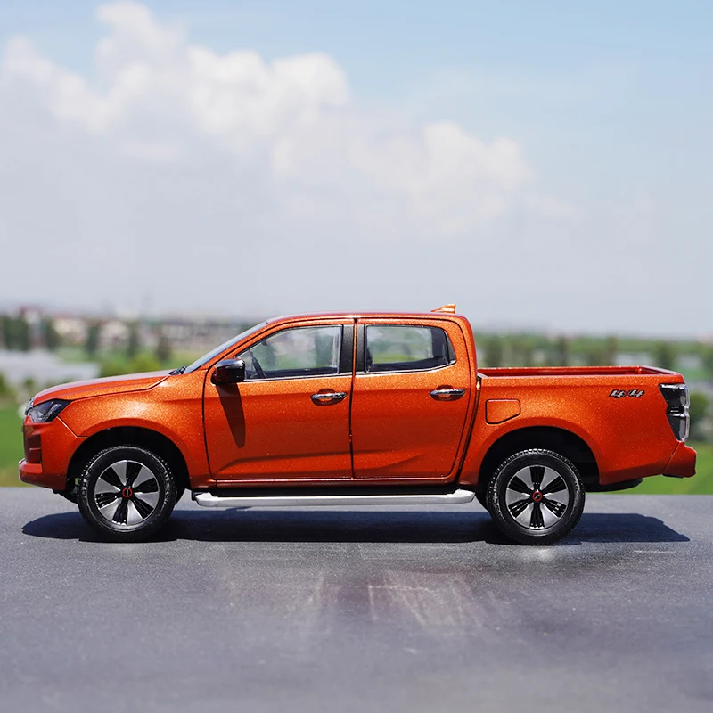 1: 18 originale ISUZU D-MAX Pickup 2021 modello di veicolo per il trasporto di camion